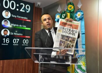 Vereador Paulo Igo exibe jornal que traz reportagem sobre saúde municipal (foto: Edilberto Barros/CMM)