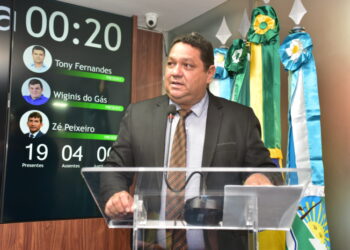 Vereador Omar Nogueira na tribuna da Câmara, hoje, 14 (foto: Edilberto Barros/CMM)