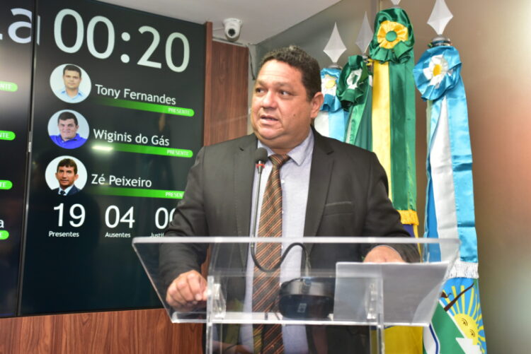 Vereador Omar Nogueira na tribuna da Câmara, hoje, 14 (foto: Edilberto Barros/CMM)