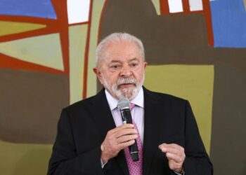 Os ministros da Ciência e Tecnologia, Luciana Santos, da Casa Civil, Rui Costa, da Educação, Camilo Santana, da Secretaria-Geral, Márcio Macêdo, e o presidente Luiz Inácio Lula da Silva, durante reunião com reitores das universidades federais e institutos federais de ensino, no Palácio do Planalto.