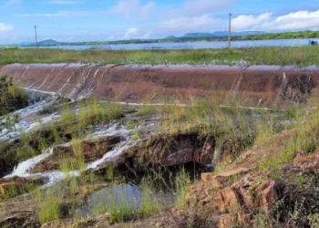 Sangria na parede da barragem de Pau dos Ferros, no Alto Oeste potiguar — Foto: Igor Jácome/g1