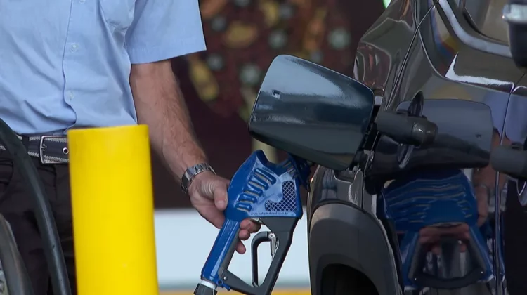 Preço da gasolina e do etanol cai menos que o esperado em postos — Foto: Reprodução/EPTV