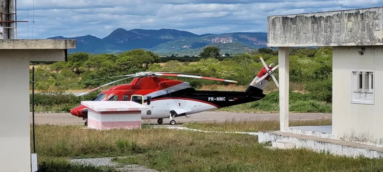 Helicóptero foi apreendido em pista de pouso de Pau dos Ferros, no Alto Oeste potiguar — Foto: Igor Jácome/g1