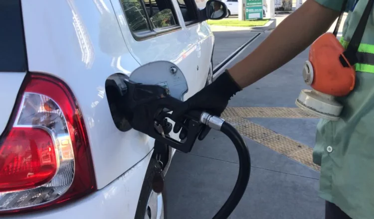 Gasolina posto de combustível bomba abastecer abastecimento carro frentista Natal RN Rio Grande do Norte — Foto: Geraldo Jerônimo/Inter TV Cabugi