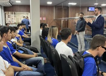 Vereador Pablo Aires fala para estudantes em visita à Câmara, ontem (foto: Cedida)