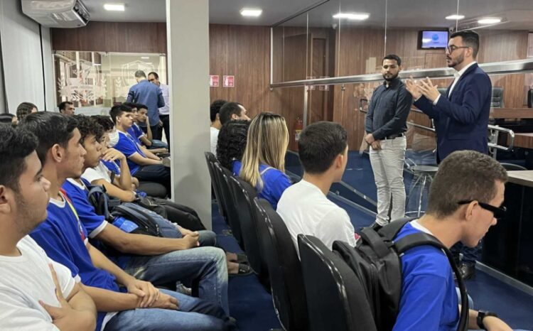 Vereador Pablo Aires fala para estudantes em visita à Câmara, ontem (foto: Cedida)