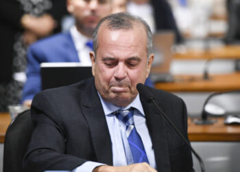 Senador Rogério Marinho (PL) chora por golpistas que ainda seguem presos. Foto Roque de Sá/Senado