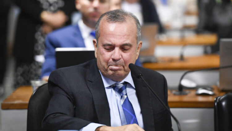 Senador Rogério Marinho (PL) chora por golpistas que ainda seguem presos. Foto Roque de Sá/Senado