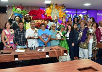 Participantes do ato de celebração ao folclore na Câmara de Mossoró, hoje, 22 (foto: Edilberto Barros/CMM)