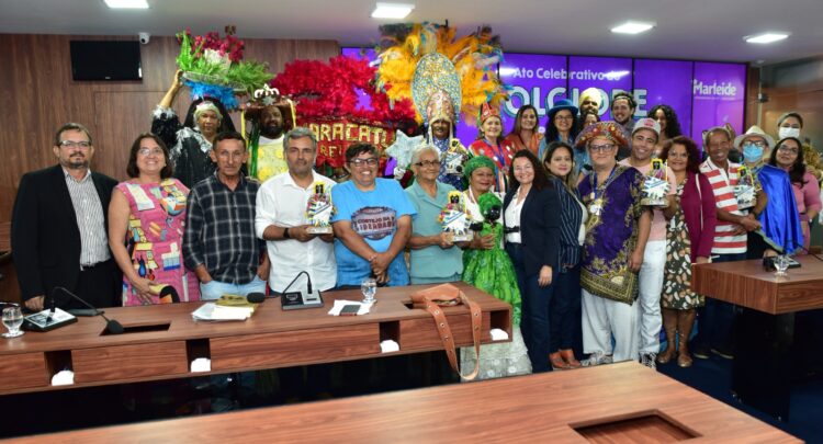 Participantes do ato de celebração ao folclore na Câmara de Mossoró, hoje, 22 (foto: Edilberto Barros/CMM)