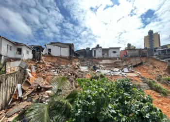 Casas desabaram parcialmente em encosta perto de lagoa de captação em Natal. — Foto: Vinícius Marinho/Inter TV Cabugi