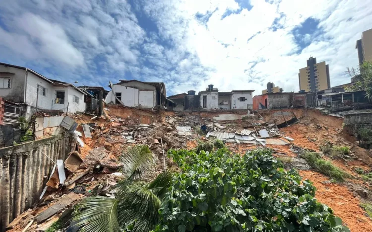 Casas desabaram parcialmente em encosta perto de lagoa de captação em Natal. — Foto: Vinícius Marinho/Inter TV Cabugi