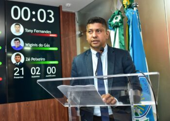 Vereador Genilson Alves, em discurso, hoje (5), na Câmara de Mossoró (foto: Edilberto Barros/CMM)