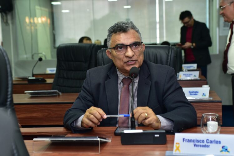 Vereador Professor Francisco Carlos, na sessão de hoje (20): autor do projeto (foto: Edilberto Barros/CMM)