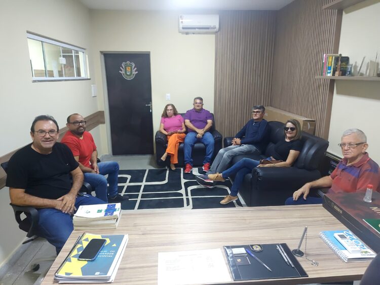 Reunião entre presidente e servidores. (Foto: Jânio Duarte/CMA)