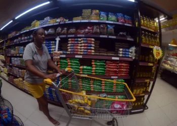 Em Natal, o pacote de um quilo de arroz chega a ser revendido pelos supermercados entre R$ 8 e R$ 9. Consumidores procuram as promoções com preços até R$ 6 - Foto: Magnus Nascimento