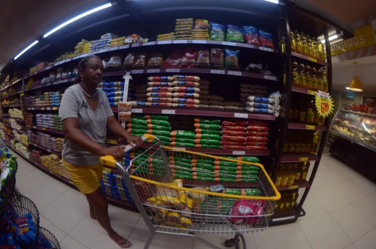 Em Natal, o pacote de um quilo de arroz chega a ser revendido pelos supermercados entre R$ 8 e R$ 9. Consumidores procuram as promoções com preços até R$ 6 - Foto: Magnus Nascimento