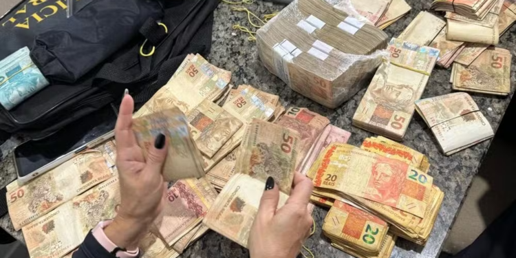 PF apreende R$ 100 mil em ação contra grupo que comandava tráfico de drogas de dentro da cadeia com ajuda de advogado