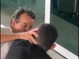 Mineiro, deputado federal, no momento em que agredia rapaz que filmava entrevista no aeroporto | Reprodução/Vídeo