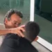 Mineiro, deputado federal, no momento em que agredia rapaz que filmava entrevista no aeroporto | Reprodução/Vídeo