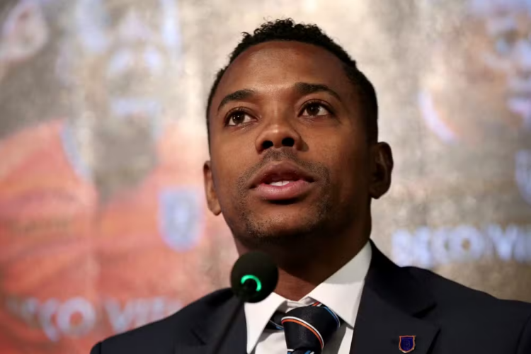 Robinho, em sua chegada ao Istanbul Basaksehir, da Turquia, o último clube pelo qual fez uma partida oficial — Foto: Ahmet Bolat/Anadolu Agency/Getty Images