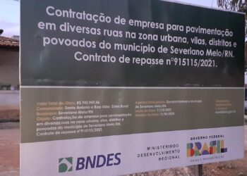 Obra que deveria ter sido entregue este ano, se encontra abandonada / Foto: Enviadas pelos leitores