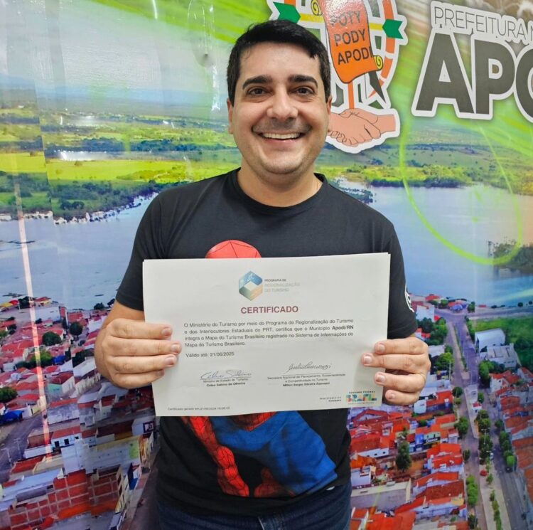 Prefeito recebendo o certificado Ministério do Turismo / Foto: PMA