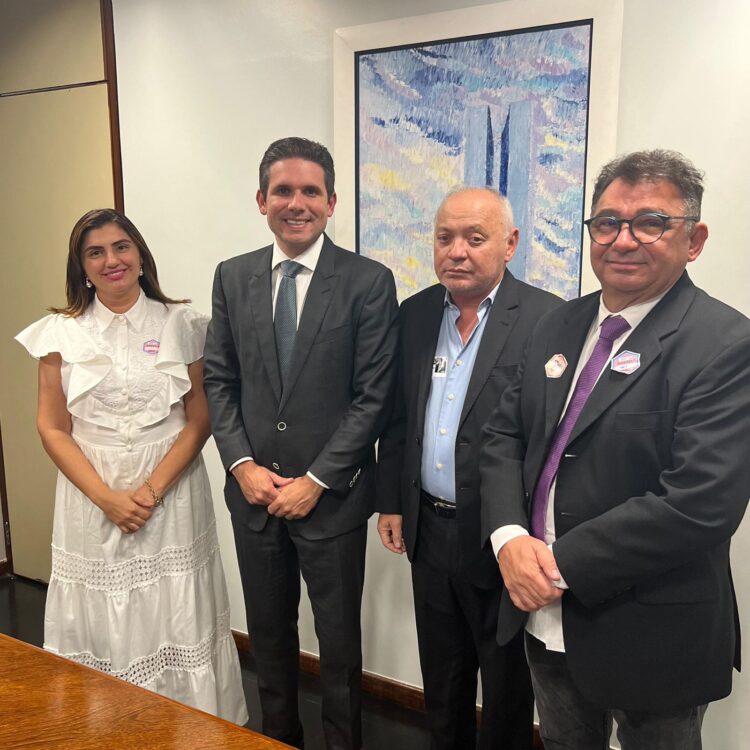 Flavinha se reúne com o futuro presidente da Câmara dos Deputados, Hugo Motta, acompanhada de Abraão Lincon presidente da CBPA e o ex-prefeito Flavio Veras.