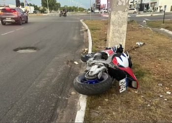 Motociclista morre em acidente ao desobedecer ordem de parada e tentar fugir da PRF