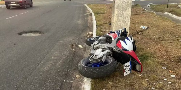 Motociclista morre em acidente ao desobedecer ordem de parada e tentar fugir da PRF