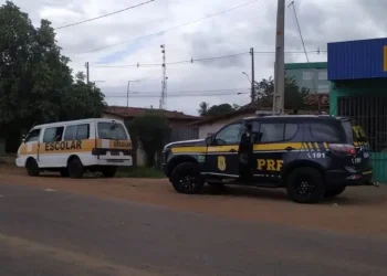 PRF flagra transporte escolar clandestino no RN: lanterna quebrada, crianças sem cinto e condutor sem habilitação