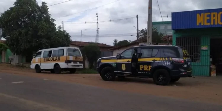 PRF flagra transporte escolar clandestino no RN: lanterna quebrada, crianças sem cinto e condutor sem habilitação