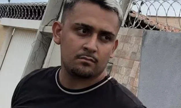 Suspeito de ter ajudado fugitivos de Mossoró é encontrado morto dentro de carro