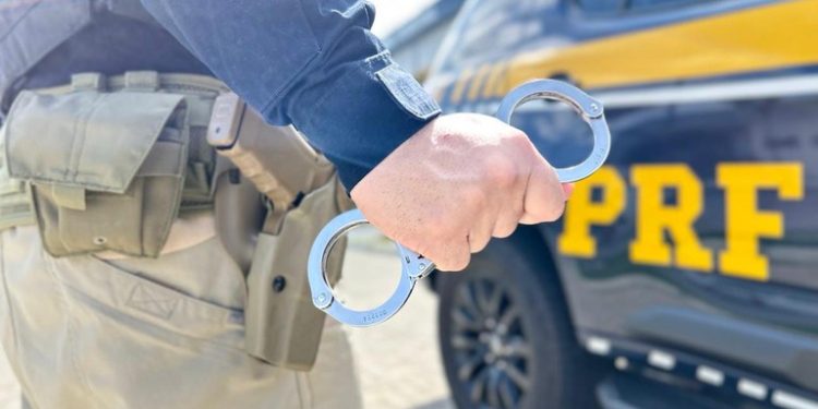 PRF prende em Mossoró homem com mandado de prisão em aberto