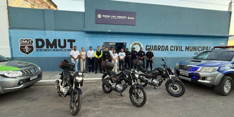 Prefeita Flávia Veras entrega nova viatura e três motos para a Guarda Municipal de Macau
