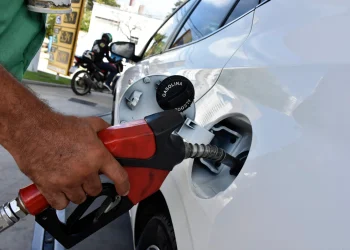 Preço da gasolina cai na refinaria do RN e fica menor do que na Petrobras após 11 meses
