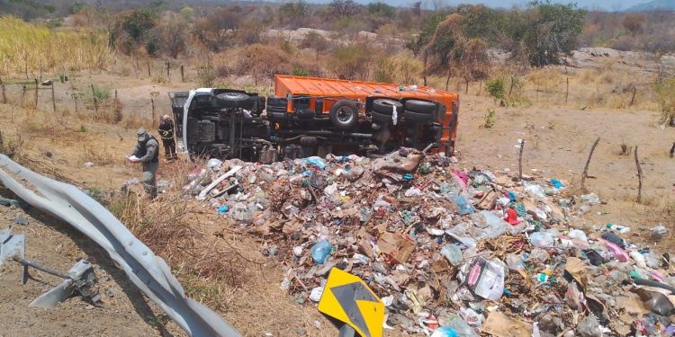 Caminhão do lixo capota e motorista morre em acidente na BR-405