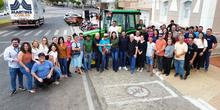 Prefeita Marianna Almeida entrega novo trator e reforça compromisso com o homem do campo