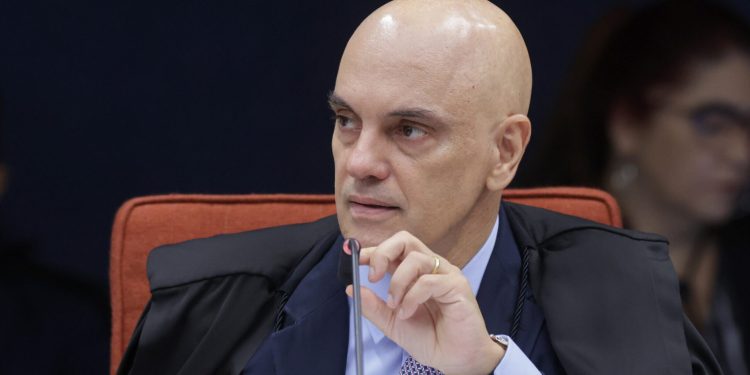 “Absolutamente incabível”: Moraes nega pedido para que STF reveja condenação de Bolsonaro