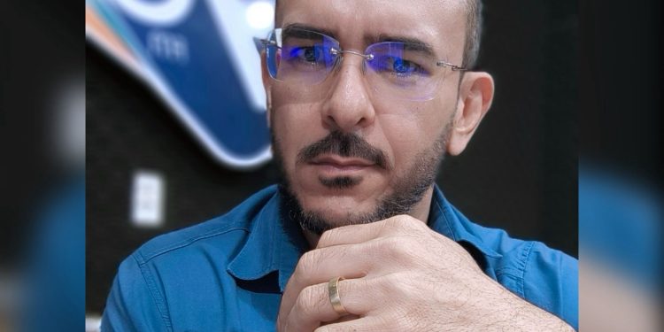 Medo de gravar vídeos? Jornalista lança método para transformar vergonha em autoridade digital