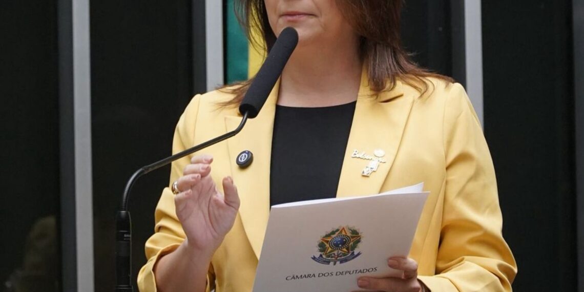 Carla Dickson denuncia Lula, PT e Acadêmicos de Niterói por improbidade, abuso de poder econômico e político