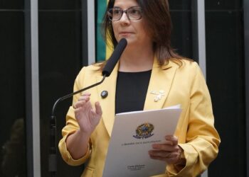 Carla Dickson denuncia Lula, PT e Acadêmicos de Niterói por improbidade, abuso de poder econômico e político
