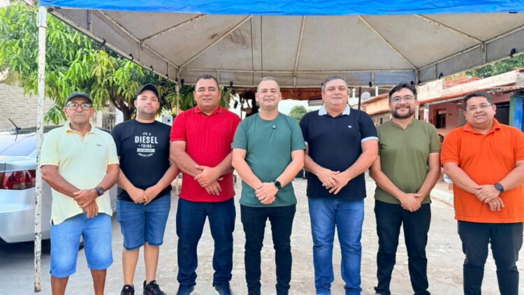 Prefeito Sabino comemora a entrega da pavimentação da Rua do Lajedo, no Distrito de Soledade