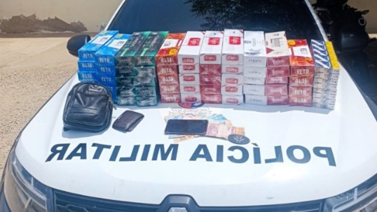 PM prende suspeito e apreende 68 maços de cigarros durante patrulhamento em Pau dos Ferros