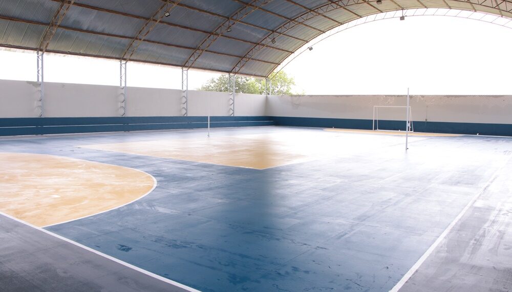 Prefeitura entrega revitalização de quadra poliesportiva no Perímetro Irrigado em Pau dos Ferros