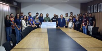 Prefeito Jaime Calado entrega fomento a grupos que encenam a Paixão de Cristo em São Gonçalo