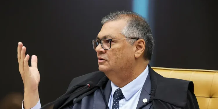 Dino suspende quebra de sigilos de investigados na CPMI do INSS, incluindo Lulinha