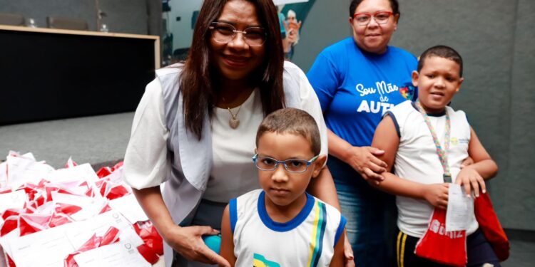 Gestão Nilda garante entrega de mais de 120 óculos a estudantes em Parnamirim