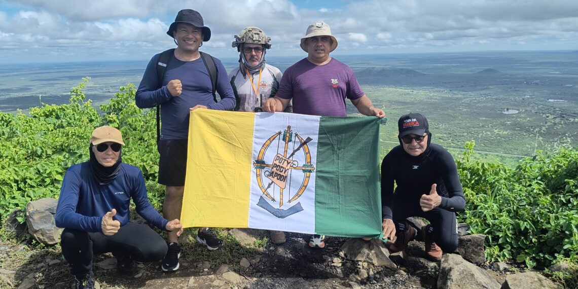 Grupo de trilheiros apodienses realiza subida do Pico do Cabugi