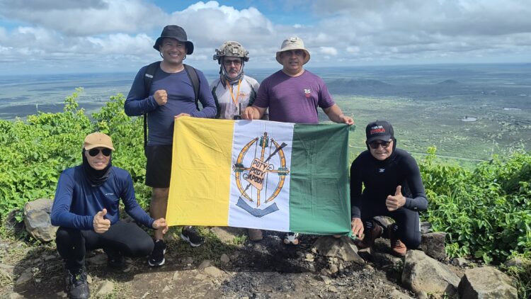 Grupo de trilheiros apodienses realiza subida do Pico do Cabugi